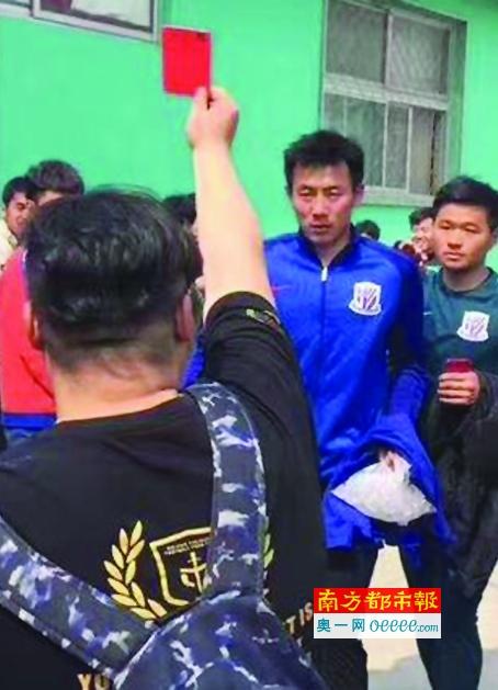 在浩大的宇宙间，一艘名为猎人号的商用飞船正进行着漫长的路程。船上搭载着40位乘客，此中包罗重刑罪犯理查·雷迪克（Vin Diesel 饰）。当行驶到丹吉尔星系时，突如其来的变乱令飞船蒙受重创，空气飞速泄露，终究迫降到一颗酷热而冷落的星球上。着陆时的庞大冲击力几近让飞船支离破裂，死伤者浩繁。幸存者们来到这片目生的河山，严格的天然情况考验着每小我，分歧平易近族分歧职业的他们此时必需捐弃前嫌，结合起来。他们不但要与天空中三个太阳作抗争，还要时刻防备埋没在暗中中的危险……                                  　　本片荣获2001年澳年夜利亚摄影师协会年度最好摄影师和金三角架奖。
